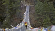 Die Hängebrücke verbindet zwei Gebirgsketten in Nepal.