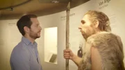 Von Angesicht zu Angesicht: Mirko Drotschmann vor einer Neandertaler-Rekonstruktion im LVR-Landesmuseum Bonn. Ein bis drei Prozent der Gene des modernen Menschen stammen vom Neandertaler.