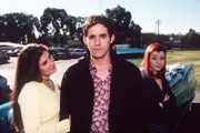 Xander (Nicholas Brendon, M.) ist bei den Mädchen beliebt. Aber Willow (Alyson Hannigan, r.) hat noch ihre Zweifel.