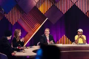 In „FAKING BAD – Besser als die Wahrheit“ lädt Moderator und Gastgeber Oliver Kalkofe (2.v.r.) zum großen Lügen ein. Hier mit seinen Gästen: v.l.n.r. Torsten Sträter, Katrin Bauerfeind und Simon Pearce.