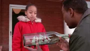 Tevis Lockwood (Mykelti Williamson, r.) schaerft seiner Tochter Jasmine (Aysia Polk) ein, dass sein kostbares Flaschenschiff mit Vorsicht behandelt werden muss.