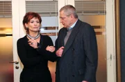 Friedrich (Wilhelm Manske) versucht auch von Sophie (Gabrielle Scharnitzky) Geld für das Lösegeld für David zu bekommen.