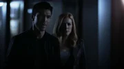 Harris (Ian Anthony Dale, l.); Grace (Jennifer Finnigan, r.)