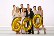 vorn v.l.:Alexa Maria Surholt (Sarah Marquardt), Jutta Kammann (Ingrid Rischke), Dieter Bellmann (Prof. Gernot Simoni), Maren Gilzer (Yvonne Habermann) hinten v.l.: Hendrikje Fitz (Pia Heilmann), Thomas Rühmann (Dr. Roland Heilmann), Karsten Kühn (Jakob Heilmann), Ursula Karusseit (Charlotte Gauss).