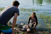 Das morgendliche Stand-up-Paddling von Jakob Frings (Max König, l.) und Julia Demmler (Wendy Güntensperger, r.) in der Liebesbucht findet ein jähes Ende, als Julia einen leblosen Körper am Ufer des Bodensees entdeckt.