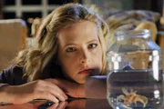 Gretchen Haase (Diana Amft) mit ihrem kleinen Flusskrebs.