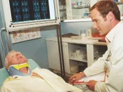 Nach einer Operation eines prominenten Strafrechtlers, Richard Zweig (Dieter Goertz) kommt es zur Komplikationen. Dr. Kreutzer (Johannes Steck, rechts) drohen wieder einmal strafrechtliche Sanktionen!