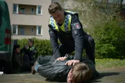 Nick (Raúl Richter, r.) und Franzi (Rhea Harder-Vennewald, 2.v.l.) kommen gerade noch rechtzeitig, um Ennis (Adrian Kourosh, l.) vor dem Wutausbruch von Fabiu Lupu (Pierre Kiwitt, liegend) zu schützen.