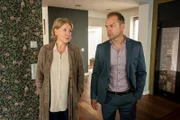 Marie Brand (Mariele Millowitsch) und Jürgen Simmel (Hinnerk Schönemann) befragen den Vater des Au-pairs, Malik Demir nach seiner Tochter.