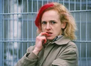 Um ihre Schulden abzubezahlen, hat Fisch (Aline Staskowiak) den Medikamentenschrank von Kerstin aufgebrochen. Doch sie droht aufzufliegen...