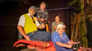 SWR COMEDY SCHEUNE, "Rot-Kreuz / Busfahrt", am Samstag (11.01.25) um 17:30 Uhr im SWR. Anstatt sich eine Maß Bier und eine Bratwurst auf dem Volksfest schmecken zu lassen, essen Hillu's Herzdropfa trockenes Brot vor dem Festzelt. Vor lauter Sicherheitsregeln finden Die Gscheidles kein geeignetes "Opfer" beim Rotkreuzdienst. v.l.n.r: Marcus Neuweiler (Die Gscheidles), Franz Auber (Hillu’s Herzdropfa), Birgit Pfeiffer (Die Gscheidles) und Hillu Stoll (Hillu’s Herzdropfa)