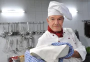 Für die Neugestaltung der Fürstenhof-Website posiert André (Joachim Lätsch) vor der Kamera.