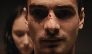 Devid (Aaron Hilmer) wurde vom Bauernhof verstoßen und schließt sich Evelins (Emily Kusche) Gruppe an.