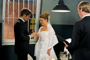 Hochzeit: Glücklich empfängt Nadine (Hanna Lütje, M.) den Ehering von Falk (Guido Broscheit, l. mit Komparse).