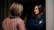 Mia (Clea DuVall, r.) wird handgreiflich, als sie in einer Apotheke nicht sofort die "Pille danach" bekommt. Bei der SVU gibt sie an, vergewaltigt worden zu sein, was jedoch nicht den Tatsachen entspricht.