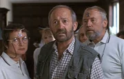 Weder Heather Beavers (Diane Bull) noch ihr Mann Ken (Colin Farrell, r.) oder Arno Gibbs (Charles Kay, M.) können sich erklären, wer den "Meister" ermorden sollte.