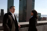 Reese trifft sich mit Carter, um Informationen auszutauschen.