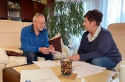 Schwierige Entscheidung. Soll das Seniorenpaar den Mietvertrag für die viel kleinere Wohnung unterschreiben?