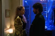 Carrie (Sofia Oxenham) weiß, dass sie mit Kash (Bilal Hasna) nicht mehr glücklich ist, doch der Gedanke, die Beziehung ausgerechnet auf der von ihm organisierten Party zu beenden, lässt sie zögern und mit sich ringen.