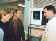 Dr. Heilmann (Thomas Rühmann, rechts) braucht von den Eltern (Karina Fallenstein, Herbert Trattnig) einer Patientin die Einverständnis, sofort operieren zu können.