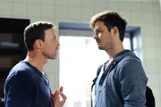 Als David (Andreas Hofer, li.) Lukas (Marc Schöttner) unprofessionelles Verhalten vorwirft, brechen alte Wunden auf und Lukas platzt der Kragen...