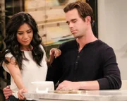 Eve (Liza Lapira, l.); Andrew (David Walton, r.)