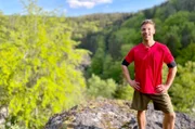Romantische Landschaften mit sanften Tälern, bizarren Felsformationen, über 1000 Höhlen, Burgen und verträumten Fachwerkdörfern: Moderator Ramon Babazadeh in der Fränkischen Schweiz.