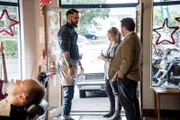 Shepherd (Neill Rea) und Sims (Fern Sutherland) bei der Arbeit: Der hippe Friseur Jed (Rob Kipa Williams, li.) gehört zum Kreis der Verdächtigen.