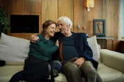 Das Althippie-Paar Jutta (Angela Winkler) und Bernd (Günther Maria Halmer) machen eine Paartherapie.