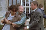 Nur mühsam gelingt es Inspector Barnaby (John Nettles, r.) und Mr. Gibbs (Charles Kay, M.) den aufgeregten Tim (Daniel Hart, l.) zu beruhigen.