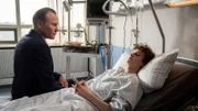Der Lübecker Bordellbesitzer Hauke Grün (Oli Bigalke, l.) besucht seinen Sohn Arthur (Nico Ramon Kleemann, r.) im Krankenhaus. Der wurde bei einer Fahrzeugkontrolle von Finn angeschossen.