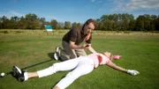 Als Desireé Hiller (Inga Kammerer, r.) während der morgendlichen Golfstunde mit ihrem Trainer Uwe Sowinski (Oliver Sauer, l.) zum perfekten Schwung ausholt, wird sie von einer Kugel tödlich ins Herz getroffen.