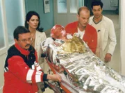 Nach einem Brand in einem Leipzger Wohnhaus, werden in der Sachsenklinik drei stark verletzte Brandopfer eingeliefert. Darunter auch Marius Zimmermann (Moritz Führmann), der den Kollegen Sachsenklinik (Cheryl Shepard, Lutz Schäger und Thomas Koch, v.l.n.r.) viel Sorgen bereitet...