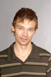(2. Staffel) - Jürgen Decker (Oliver Bokern) betreibt einen Kiosk und ist der beste Freund von Lisa. Er macht sich nicht viel aus Äußerlichkeiten und ist nicht unbedingt das, was man ehrgeizig nennt.