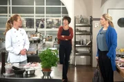 Carla (Maria Fuchs, l.) fürchtet vor Merle (Anja Franke, M.) und Britta (Jelena Mitschke, r.), dass ihr Single-Kochkurs ein Reinfall werden könnte.