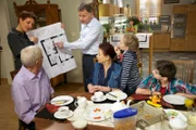 In der Familie Heilmann werden die Umzugspläne ins neue Haus besprochen. Pia (Hendrikje Fitz, hi., li.) Roland Heilmann (Thomas Rühmann, hi., re.) zeigen Otto (Rolf Becker, vo., li.) und Charlotte (Ursula Karusseit, vo., 3.v.re.) welchen Teil des Hauses sie beziehen könnten. Voraussetzung wäre natürlich, sie möchten mit in das neue Haus ziehen. Während es für die Kinder Lisa (Elly Zirzow, vo., 2.v.re.) und Jonas (Anthony Petrifke, vo., re.) und auch für Charlotte selbstverständlich ist, dass die Familie zusammen bleibt, hängt Otto an seinem Haus und all den Erinnerungen.