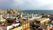 Weiße Dörfer, prächtige Paläste, weite Sandstrände und eine atemberaubende Bergkulisse. Eine Reise durch Spaniens sonnige Region - von Sevilla über Granada bis nach Cádiz.