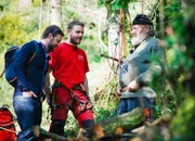 SRF bi de Lüt Wunderland Staffel 3, Episode 3 Nik Hartmann (l.) im Gespräch: Nik Hartmann ist der Nähe von Muggio unterwegs im Wald und unterhält sich mit Bauer Aurelio Montorfano (r.) und Förster Sebastiano Gaffuri (Mitte) über die Pflege von Kastanienbäumen.
