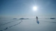 Das Eis in Grönland ist an einigen Stellen vergleichsweise dünn. Auf nur einem halben Kilometer Tiefe sind ganze 100 000 Jahre Klimageschichte tiefgefroren.
