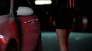 Frau neben dem Auto stehend