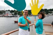 Reiseleiterin Maika Wuescher (rechts) und Kreuzfahrtdirektor Joern Hofer am Kieler Hafen in Deutschland während der Ostsee-Reise der Weißen Lady.