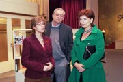 Lisa (Alexandra Neldel, l.) und Friedrich (Wilhelm Manske, M.) sind überrascht, wie dreist Sophie (Gabrielle Scharnitzky, r.) Forderungen stellt.