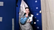 Checkerin Marina in einem echten Weltraumschlafsack.