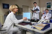 Dr. Kathrin Globisch (Andrea Kathrin Loewig, links) versucht hartnäckig, ihrem Halbbruder Dr. Niklas Ahrend (Roy Peter Link, rechts) die Liebe zu Schwester Arzu auszureden. Als Dr. Philipp Brentano (Thomas Koch), der Ehemann von Schwester Arzu, ins Ärztezimmer kommt, verstummt das Gespräch.