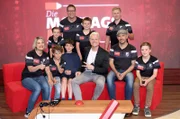 In jeder Sendung tritt ein Team von vier Prominenten gegen acht Kandidaten aus dem Südwesten an – vier Kinder und vier Erwachsene. Und wieder dreht sich alles um die Frage: Wer malt und rät am besten? Das Team vom SG Limburgerhof; hinten v li.: Jannis Wilhelmi, Detlev Sandel, Constantin Sandel, Philip Hafner, vorne v.li. Angela Kraemer, Mathis Kraemer, nnb, Guido Cantz, Heiko Kraemer, Leo Dietz.