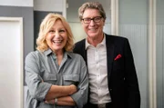 „In Deutschland ist es eigentlich überhaupt kein Problem, wenn Sie homosexuell sind. Es darf halt nur keiner wissen,“ sagt der Chef der Agentur für Allibi-Eheleute (Toni Schumacher, rechts) in "Kroymann", Folge 13 (links Maren Kroymann).