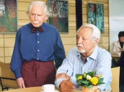 Friedrich (Fred Delmare, links) ist völlig verwirrt: Welches Spiel spielt Charlotte mit ihrer Kurbekanntschaft Bernhard Schirmer (Horst Drinda)?
