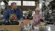 Sebastian Lege bekommt tatkräftige Unterstützung: Mama Ute Lege präsentiert ihr Rezept für hausgemachte Frikadellen.