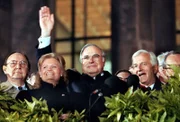 Wiedervereinigung: Bundeskanzler Helmut Kohl (M.) winkt zum Geläut der Freiheitsglocke von der Freitreppe des Berliner Reichstages. Links neben Kohl stehen Außenminister Hans-Dietrich Genscher und Hannelore Kohl, rechts von ihm Bundespräsident Richard von Weizsäcker.