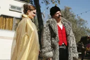 Brennan (Emily Deschanel, l.) und Booth (David Boreanaz) schleusen sich als verdeckte Ermittler in der Rolle der Messerwerfartisten Buck und Wanda in den Zirkus ein, aus dem die Zwillinge verschwanden. Werden sie so an Informationen kommen?